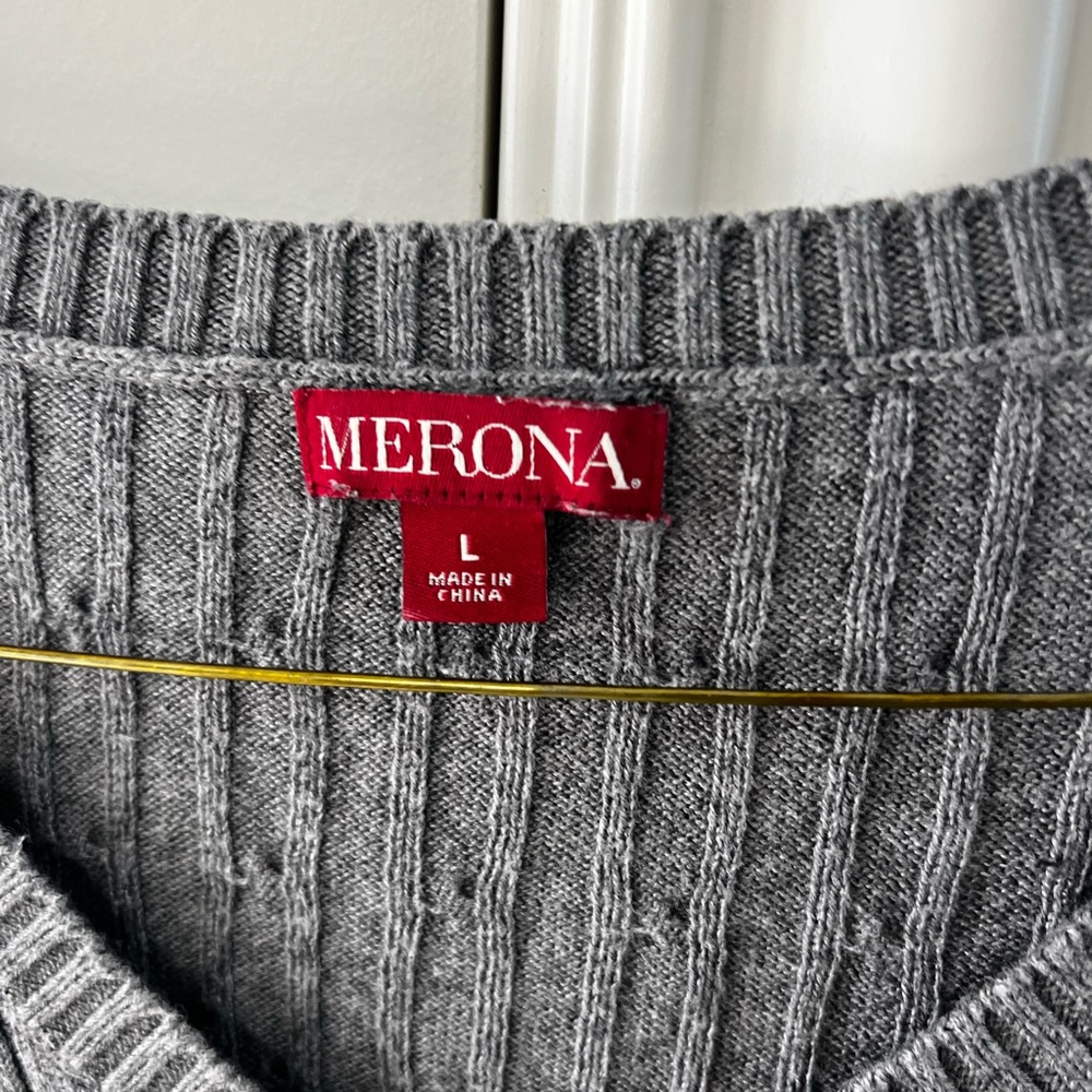 CLEARANCE Women’s Large Gray V-Neck Knit Sweater - Picture 3 of 8